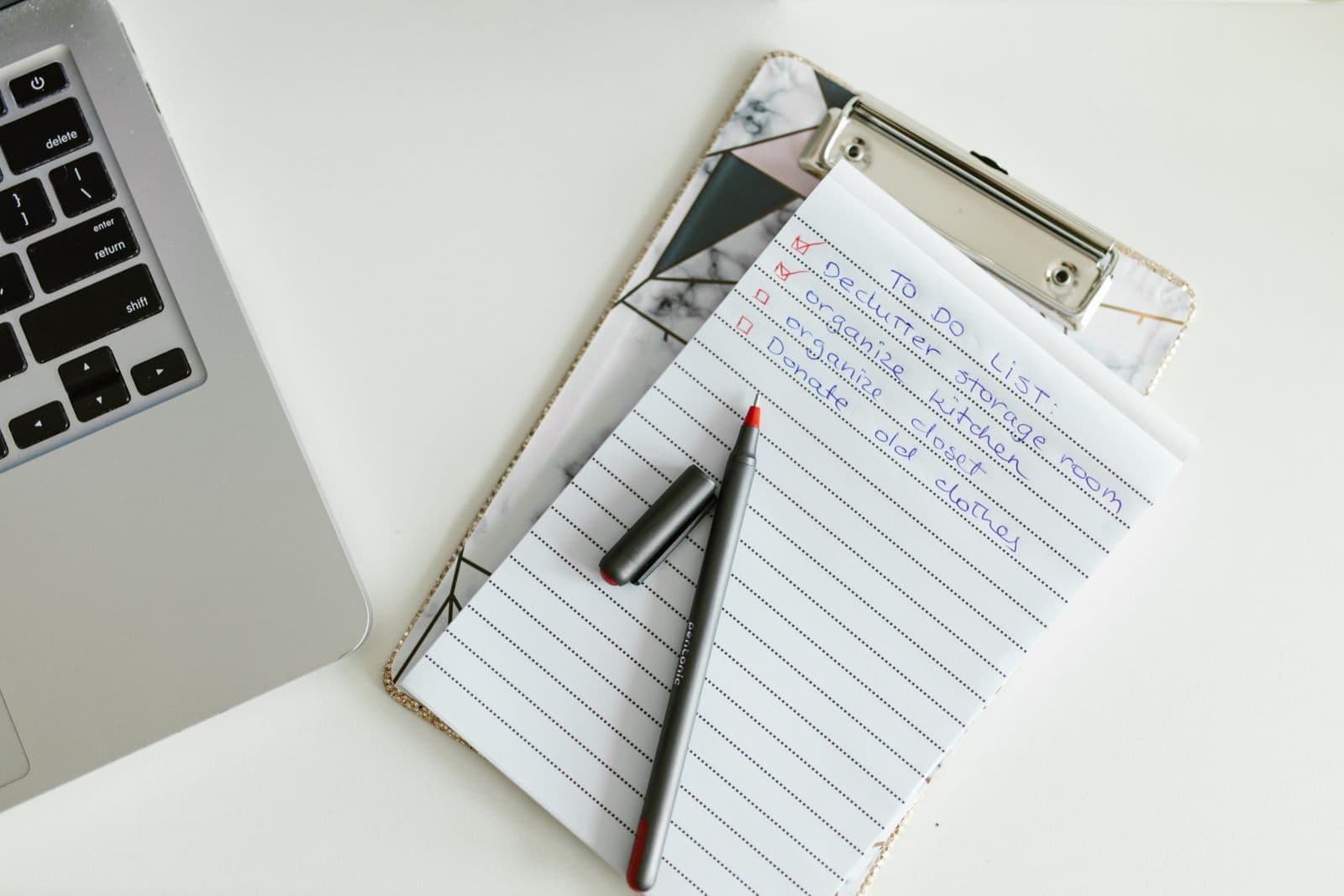 To-do-Liste auf Klemmbrett als Motiv für die Fotobox-Checkliste