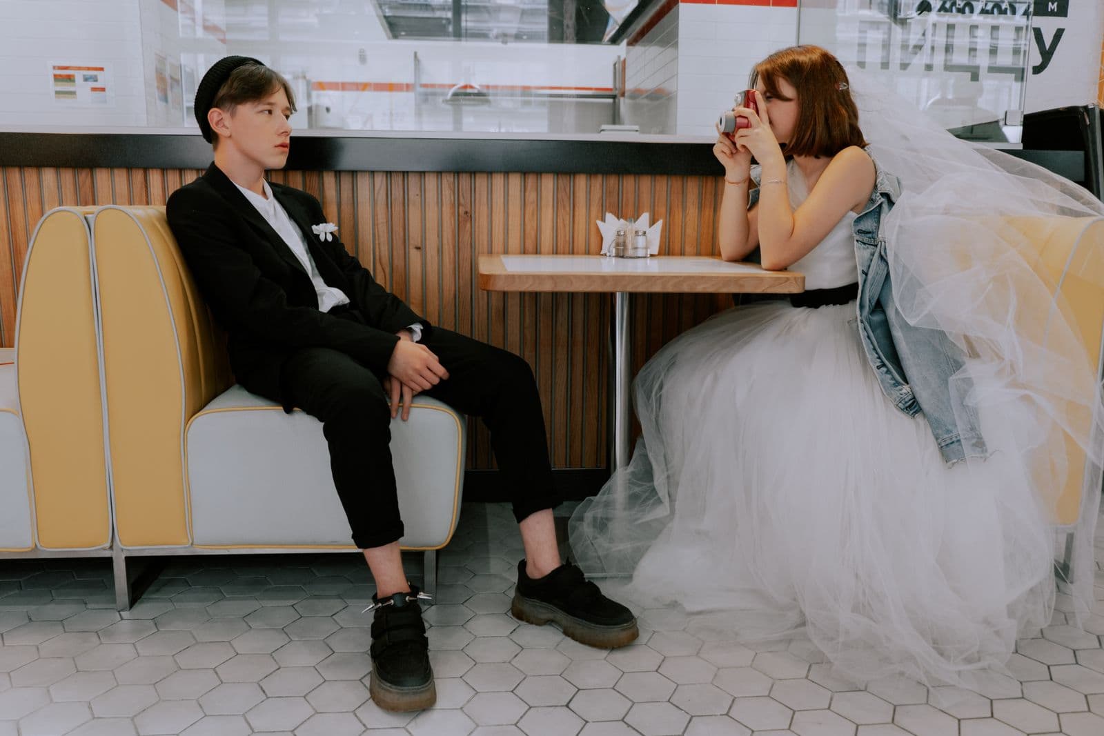 Brautpaar bei einer Feier als passendes Motiv für Fotobox-Hochzeitskosten